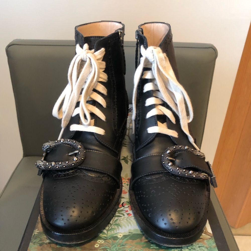 Gucci black leather Chelsea boots .